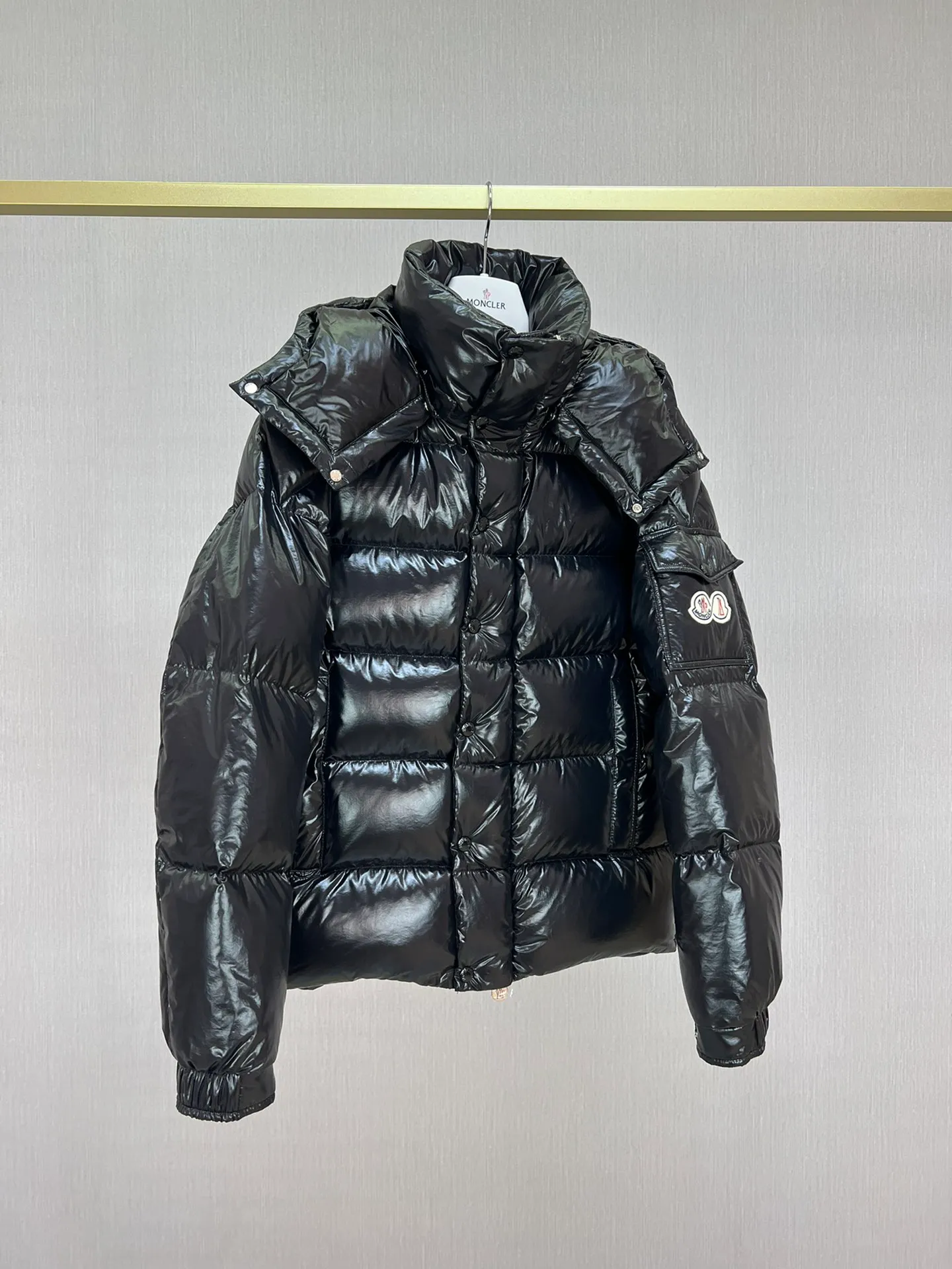 P390 Moncler/ 2026 70 、 。 DNA ， ， 。 Classic ， 、 。 Classic 70 。 Quality， 90 ，Premium Quality ， ，Black ！ Sizes M-3XL